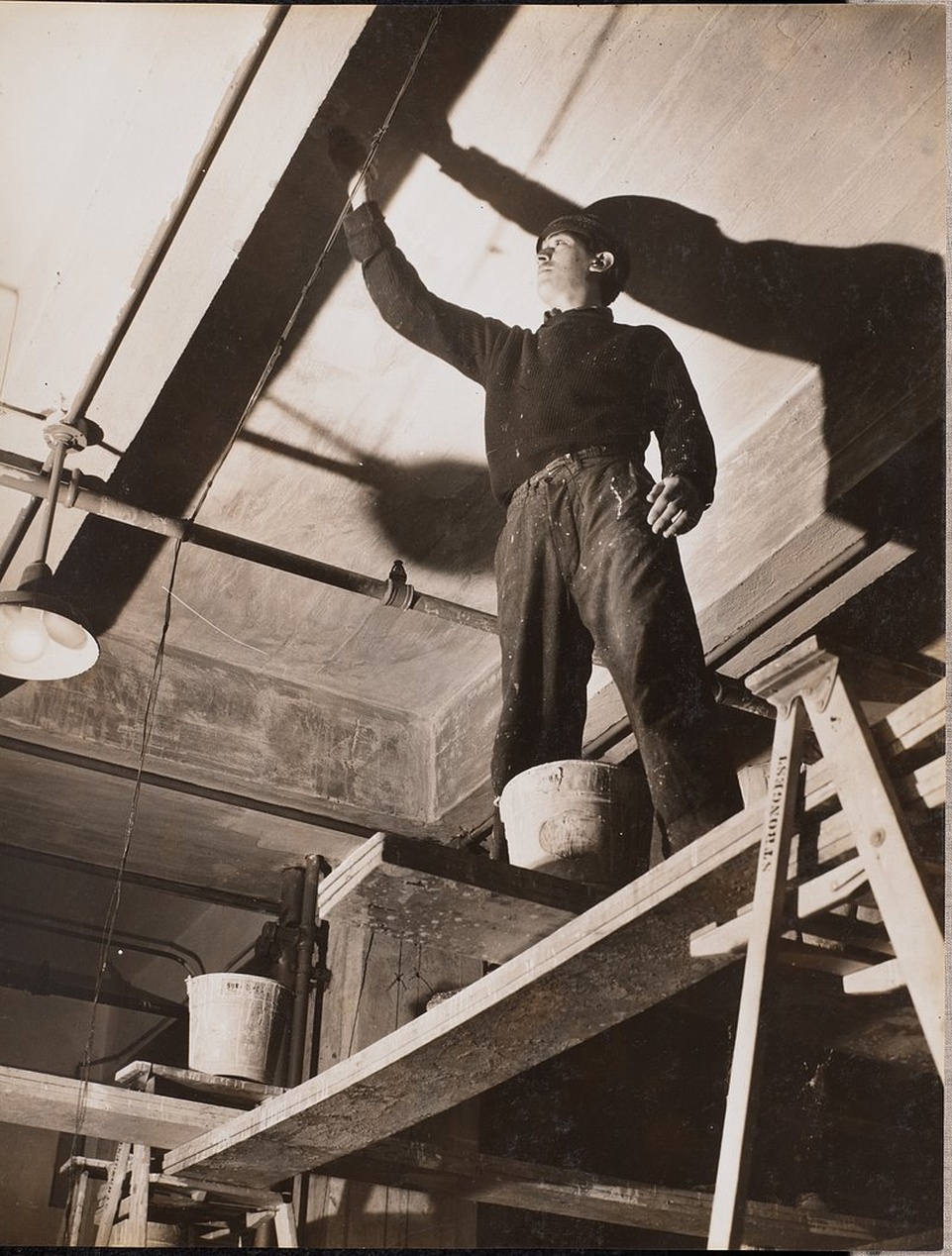En VVS-tekniker som utför service på ett ventilationssystem.