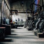 Gammal verkstad med rör, ventiler och tung industrimaskinutrustning