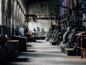Gammal verkstad med rör, ventiler och tung industrimaskinutrustning