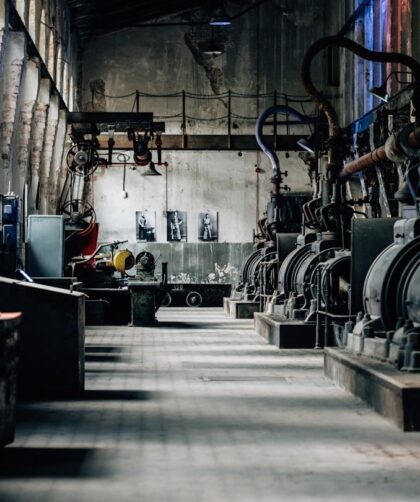 Gammal verkstad med rör, ventiler och tung industrimaskinutrustning